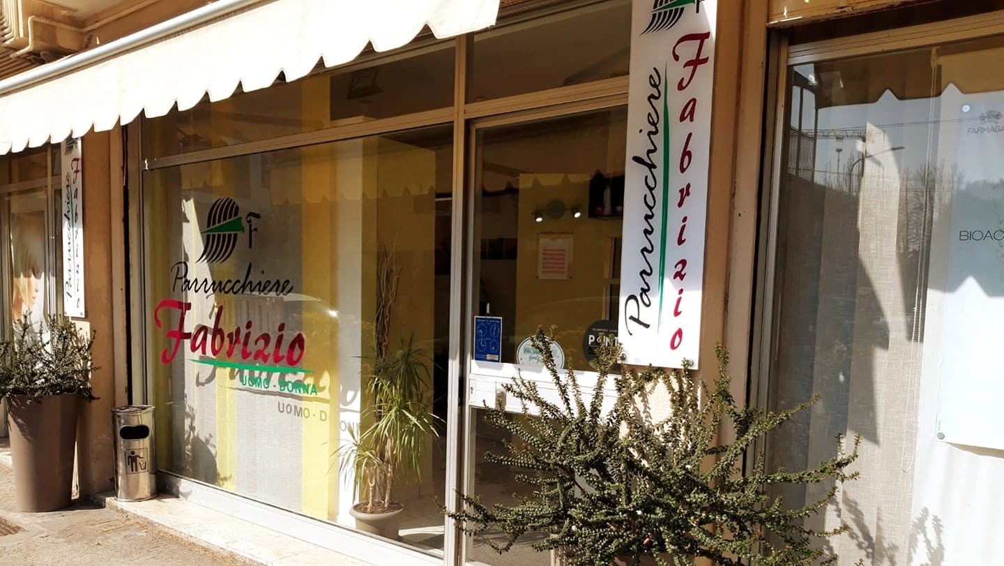 Vetrina del salone Parrucchiere Fabrizio a Senigallia